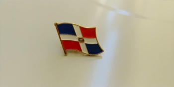 Pin de la bandera dominicana tallada en metal