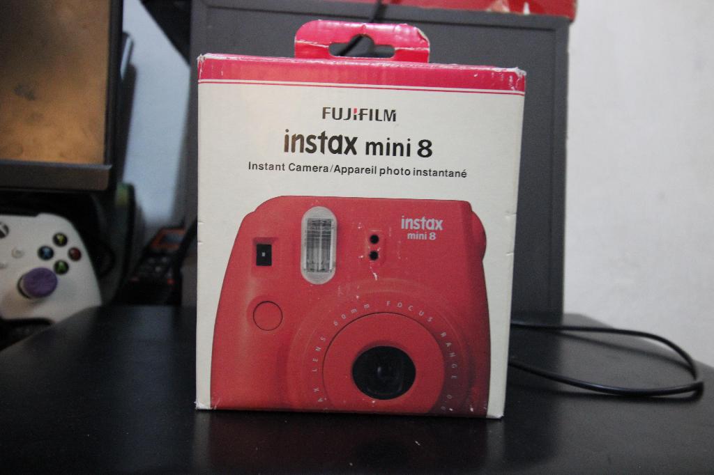 Camara Instax Mini 8 Fujifilm con cargador 4 pilas AA recargable y 2 c Foto 7219567-1.jpg