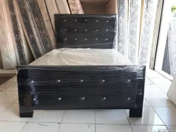 Cama tapizada negra con colchón