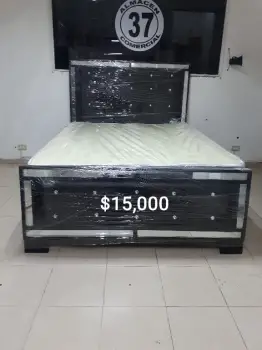 Cama enmarcada en espejos con colchon