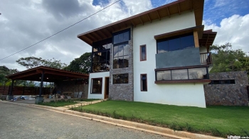 Espectacular casa de dos niveles en venta en jarabacoa