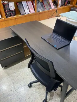 Escritorio de madera con tope en madera