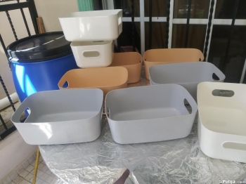 Caja plástica para almacenar alimentos en la nevera