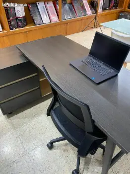 Escritorio de madera con tope en madera