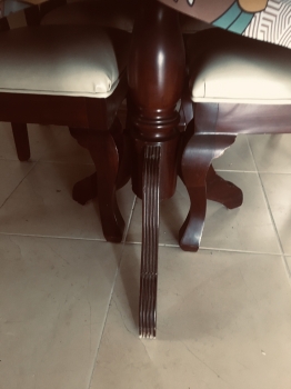 Vendo juego de comedor de seis sillas tallado en caoba