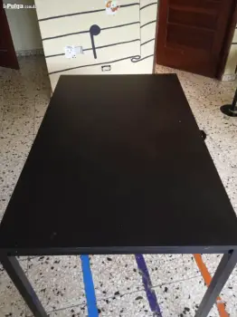 Mesa de metal y madera