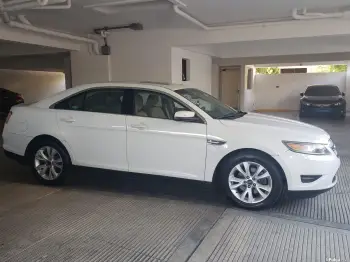 Ford taurus en excelentes condiciones y con poco uso