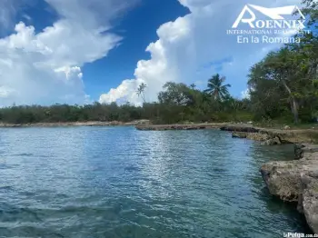 Venta de solar residencial  frente al mar proximo a playa nueva romama