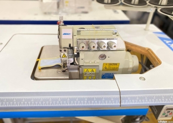 Máquina de coser mero industrial cama plana marca jocky 4 hilos