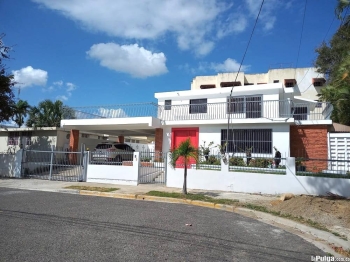 Casa de dos piso ubicada en una zona centrica y tranquila de santiago.