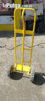 Carrito de carga amarillo  en puerto plata