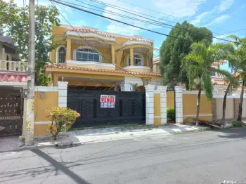 Hermosa casa en venta en corales del sur santo domingo.