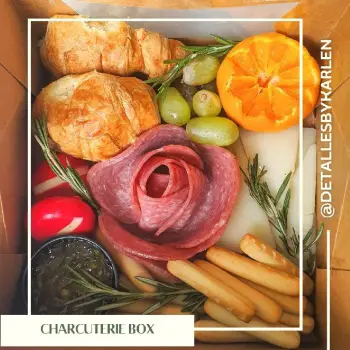 Charcuterie box. caja de quesos y embutidos