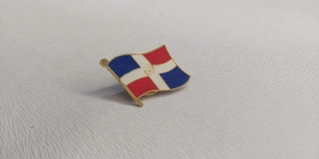 Pin de la bandera dominicana laminada en oro
