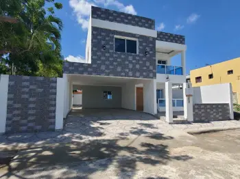 Vendo hermosa casa de 2 niveles con terraza destechada auto