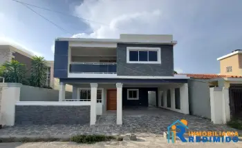 Amplia casa de dos niveles con amplio patio en construcción