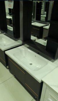 Muebles de baño con lavamanos y espejos. 849-815-6873