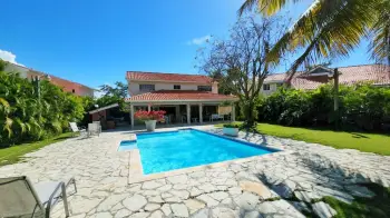 Villa en venta con vista a campo de golf metro country club