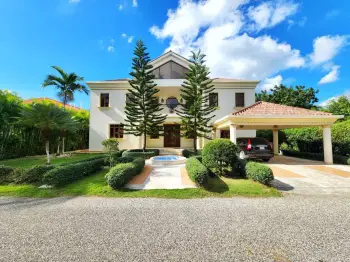 Villa amueblada en venta con vista a campo de golf