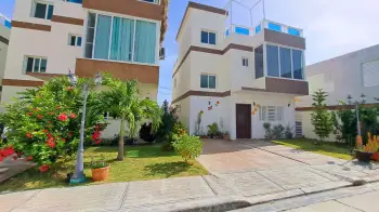 Se alquila casa en punta cana alta vista.