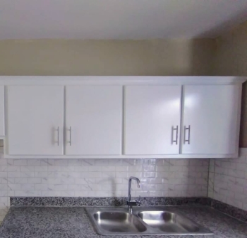 Gabinete de cuatro puertas en color blanco para cocina