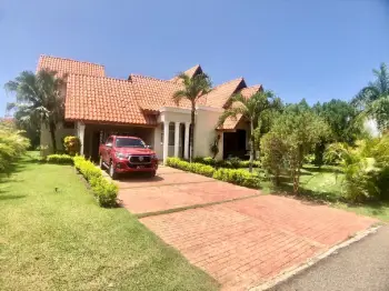 Se vende villa 2 niveles en guavaberry 23500000 neg.