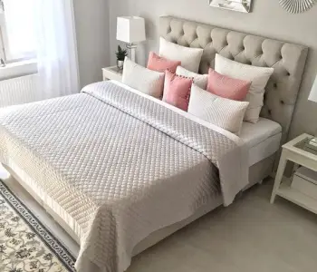 Cama tapizada crema-beige y colchones. nueva