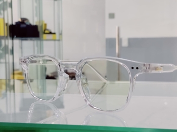 Hermosas monturas de lentes disponibles con antireflejos