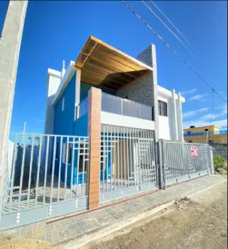 Casa moderna en venta de 3 niveles en la  autopista las amé