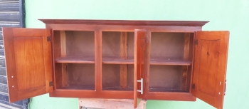 Gabinete de tres puertas para cocina en paneles de madera