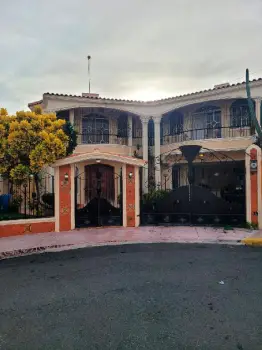 Se vende casa de dos niveles en los corales santo domingo es