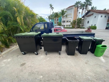 Zafacones de reciclaje y contenedores de basura.