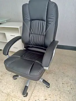 Sillón ejecutivo negro reclínable