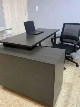 Escritorio de madera en l