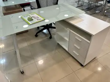 Escritorio tope de cristal