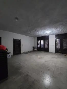 Casa de 2 niveles para remodelar o construir negocios