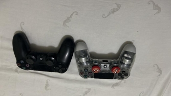 Se vende play 4 slim de 1tb con dos controles originales