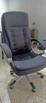 Sillón ejecutivo negro reclínable