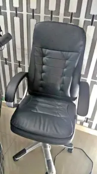 Sillón ejecutivo negro reclínable