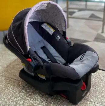 Silla y coche para niño o niña marca graco en buen estado.