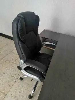 Sillón ejecutivo negro reclínable