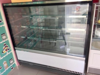 Vitrina italiana 4x4 pies usada como nueva