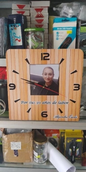 Reloj personalizado en madera
