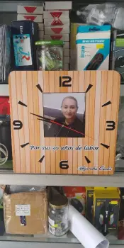 Reloj personalizado en madera