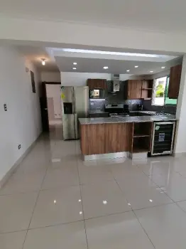 Casa en venta con piscina privada 4 habitaciones y 4.5 baño