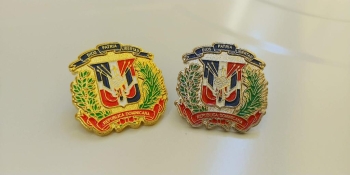 Pin del escudo dominicano plateado y dorado la unidad