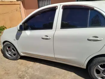 Nissan march blanco 2012