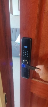 Cerradura inteligente con huella digital aceptamos tarjeta de credito.