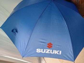 Sombrilla azul de suzuki