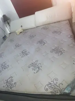 Vendo cama king size con colchón incluido